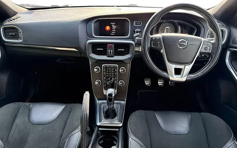 Used Volvo V40 R-Design 122 HP (89 kW) 2018 Black Hatchback