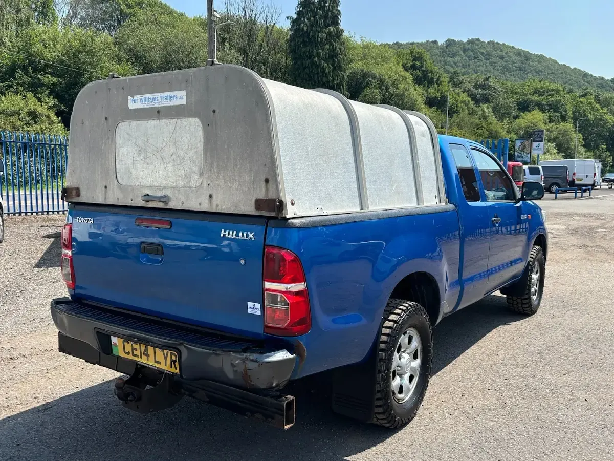 Used Toyota HiLux Active 144 HP (105 kW) 2014 Blue Pickup