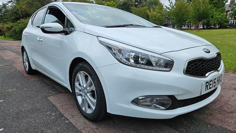 White Used 2015 Kia Ceed Hatchback | £4,995 (Fair price) - Image 1/4