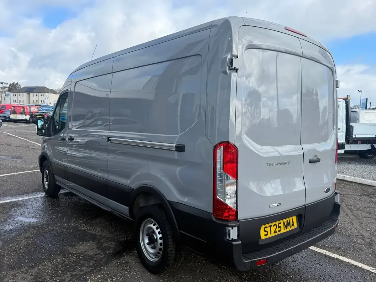 Usado Ford Transit 130 HP (95 kW) 2025 Cinzento Van