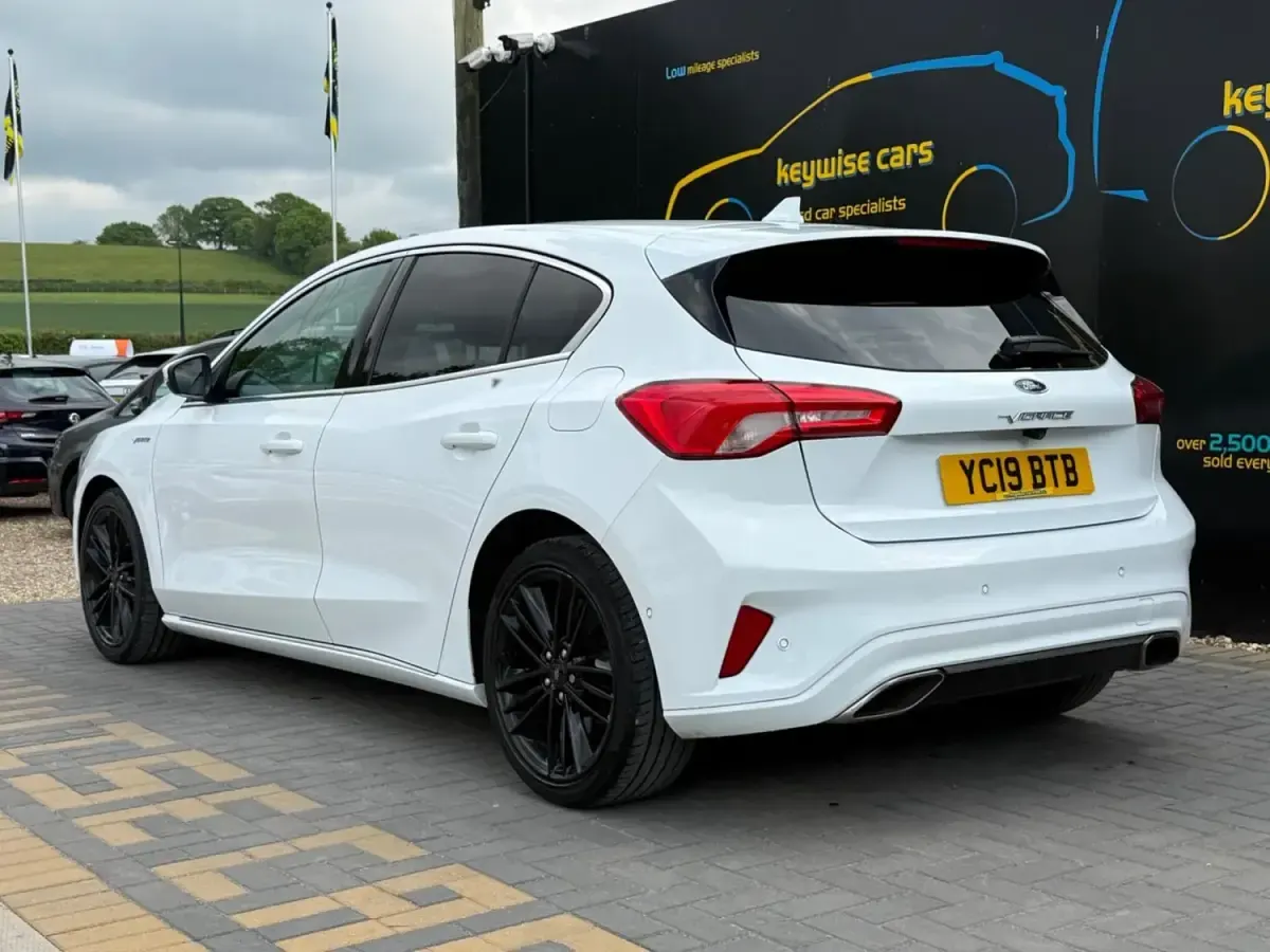 Używany Ford Focus Vignale 125 KM (91 kW) 2019 Biały Hatchback