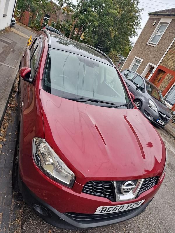 Red Used 2010 Nissan Qashqai +2 N-TEC SUV | £1,995 (A bit pricey) - Image 1/4
