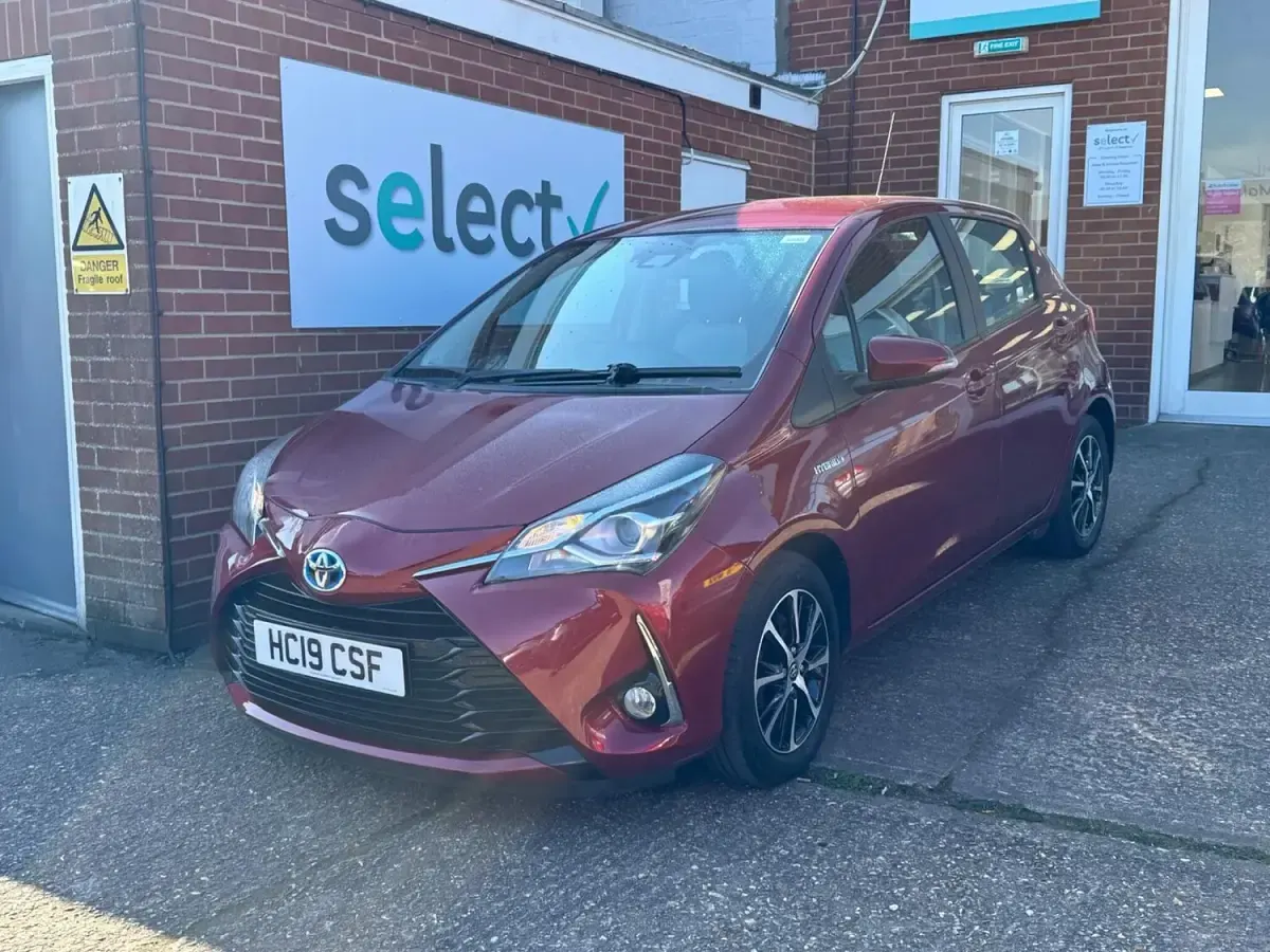 Used Toyota Yaris Hybrid 100 HP (73 kW) 2019 Red Hatchback