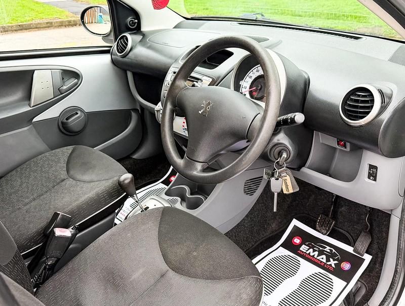 Used Peugeot 107 68 HP (50 kW) 2010 Silver Hatchback