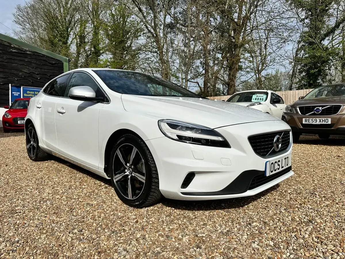 Used Volvo V40 R-Design 122 HP (89 kW) 2018 White Hatchback
