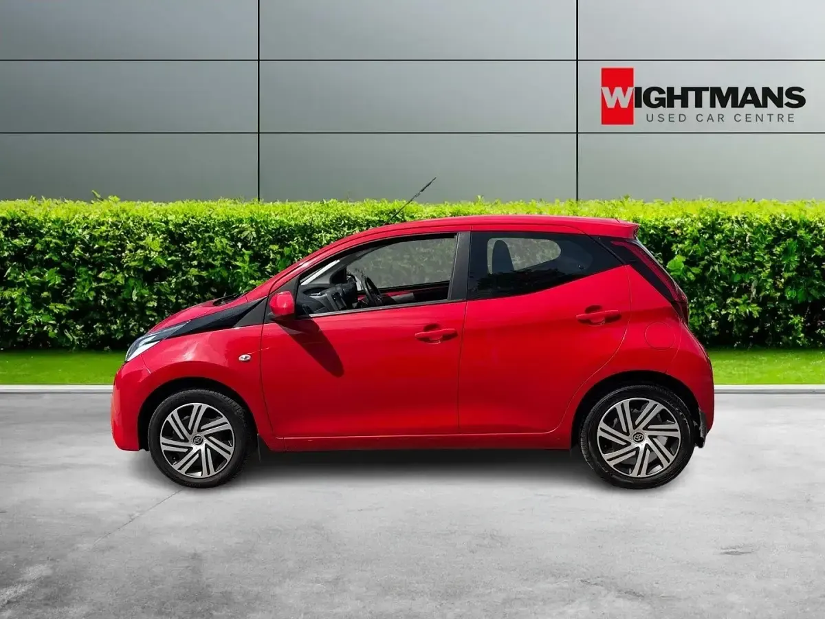 Used Toyota Aygo X-play 71 HP (52 kW) 2019 Red Hatchback