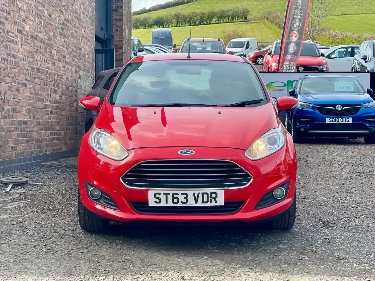 Używany Ford Fiesta Zetec 82 KM (60 kW) 2014 Czerwony Hatchback