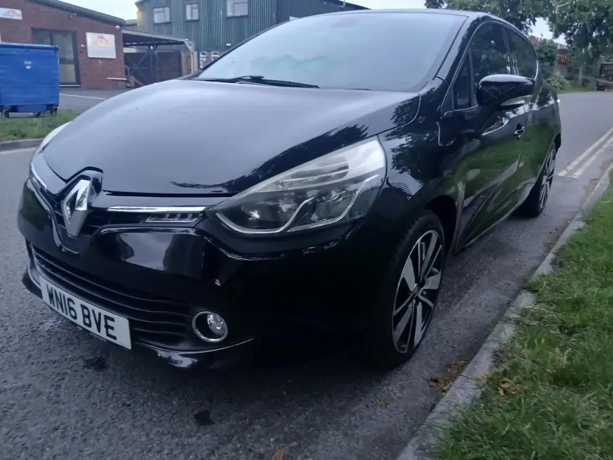 Used Renault Clio Iconic 90 HP (66 kW) 2016 Black Hatchback