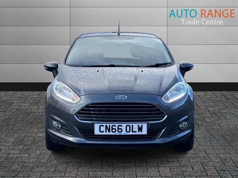 Usado Ford Fiesta Zetec 100 HP (73 kW) 2016 Cinzento Citadino