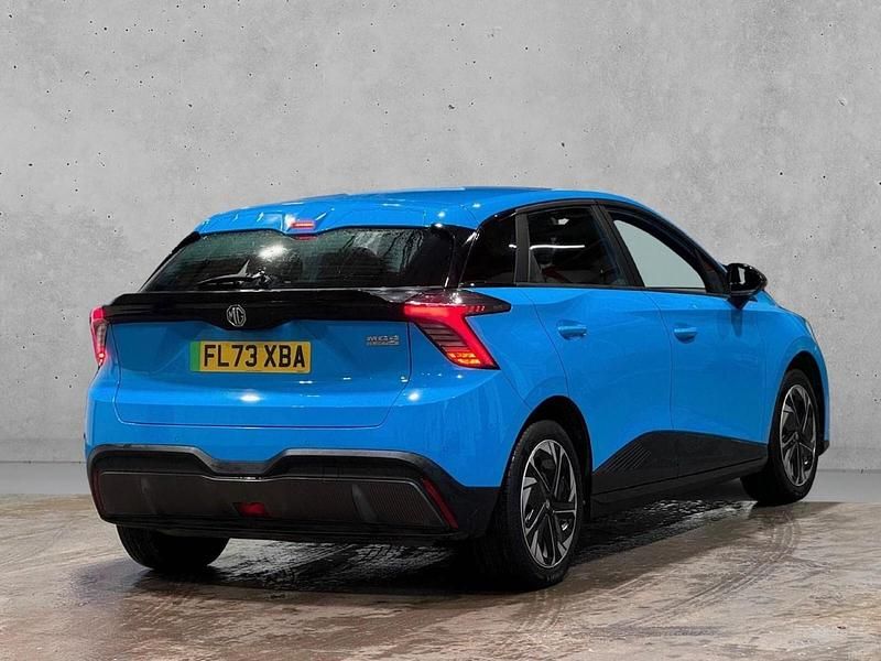 Begagnad MG MG4 EV SE 319 kW (435 HK) 2023 Blå Halvkombi