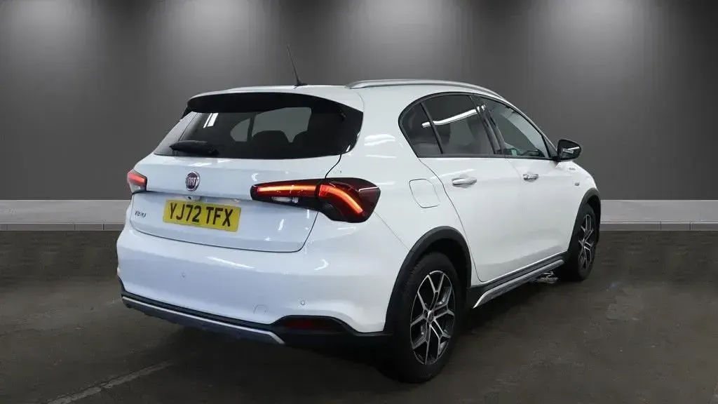 Begagnad Fiat Tipo Cross 100 HK (73 kW) 2023 Vit Halvkombi