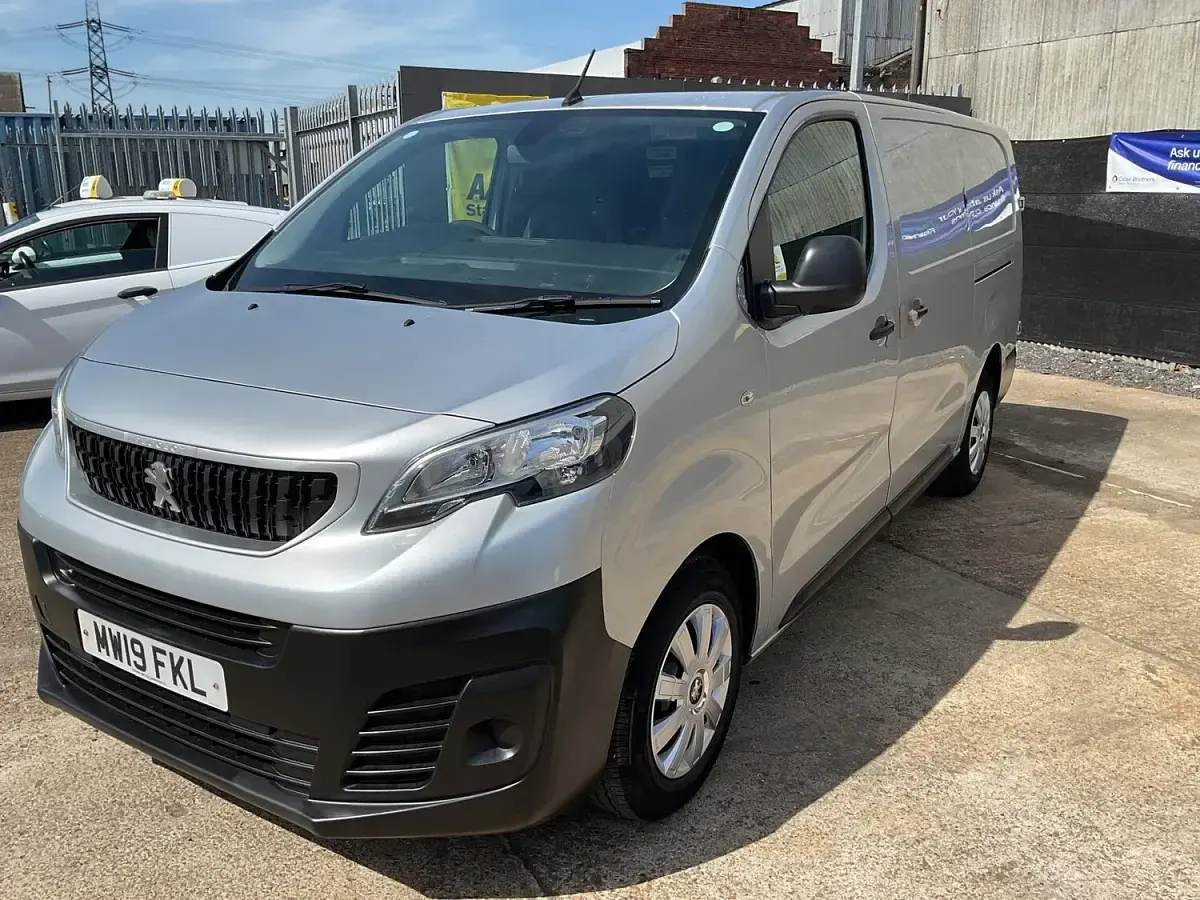 Käytetty Peugeot Expert 120 HP (88 kW) 2019 Hopea Van