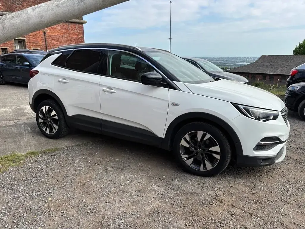 Used Vauxhall Grandland X Sport 130 HP (95 kW) 2018 White SUV