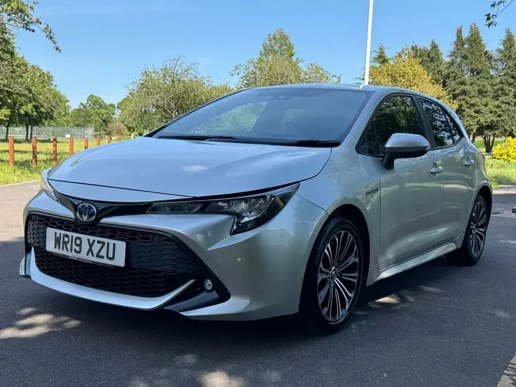 Used Toyota Corolla Design 122 HP (89 kW) 2019 Silver Hatchback