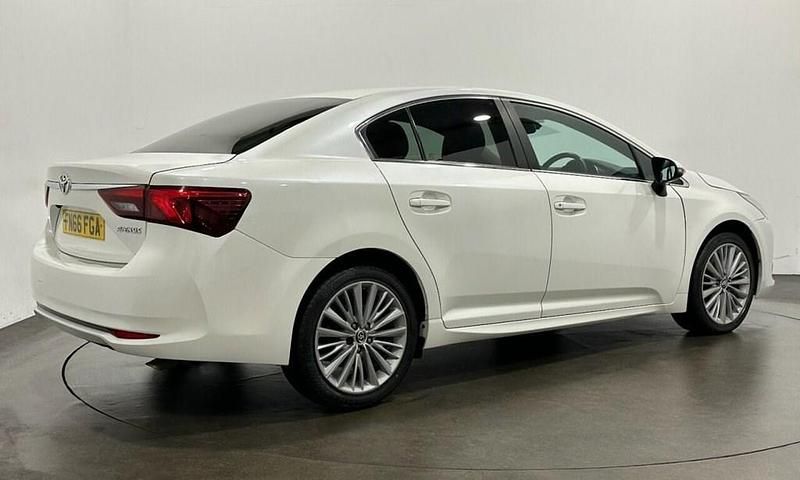 Used Toyota Avensis 143 HP (105 kW) 2016 White Sedan