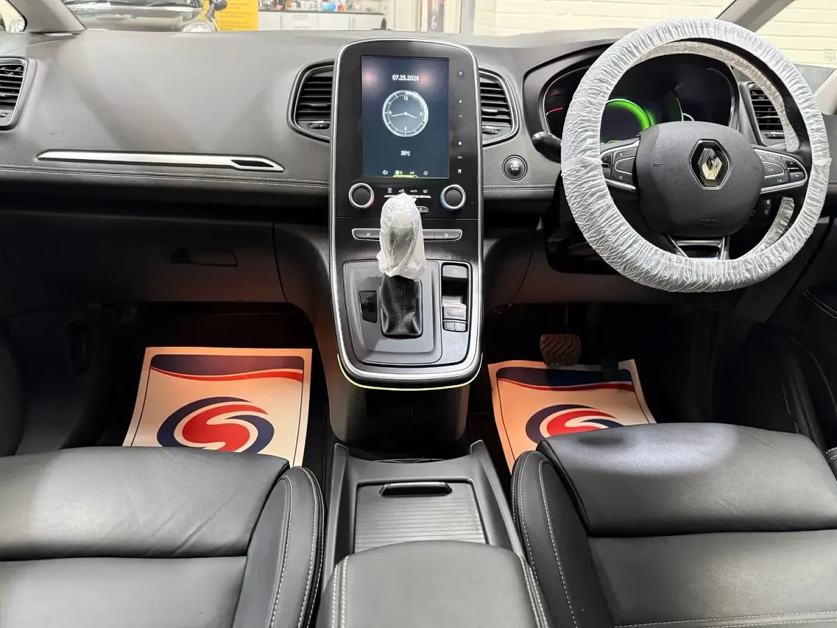 Used Renault Grand Scénic IV Signature 110 HP (80 kW) 2017 White black MPV