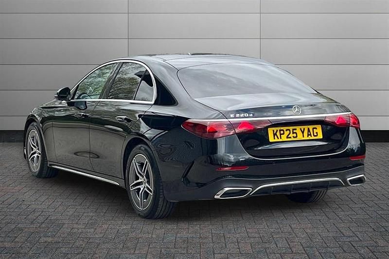 Usado Mercedes E220 AMG line 197 HP (144 kW) 2025 Preto Sedan