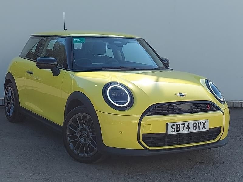 Used Mini Cooper Classic 204 HP (150 kW) 2024 Yellow Hatchback