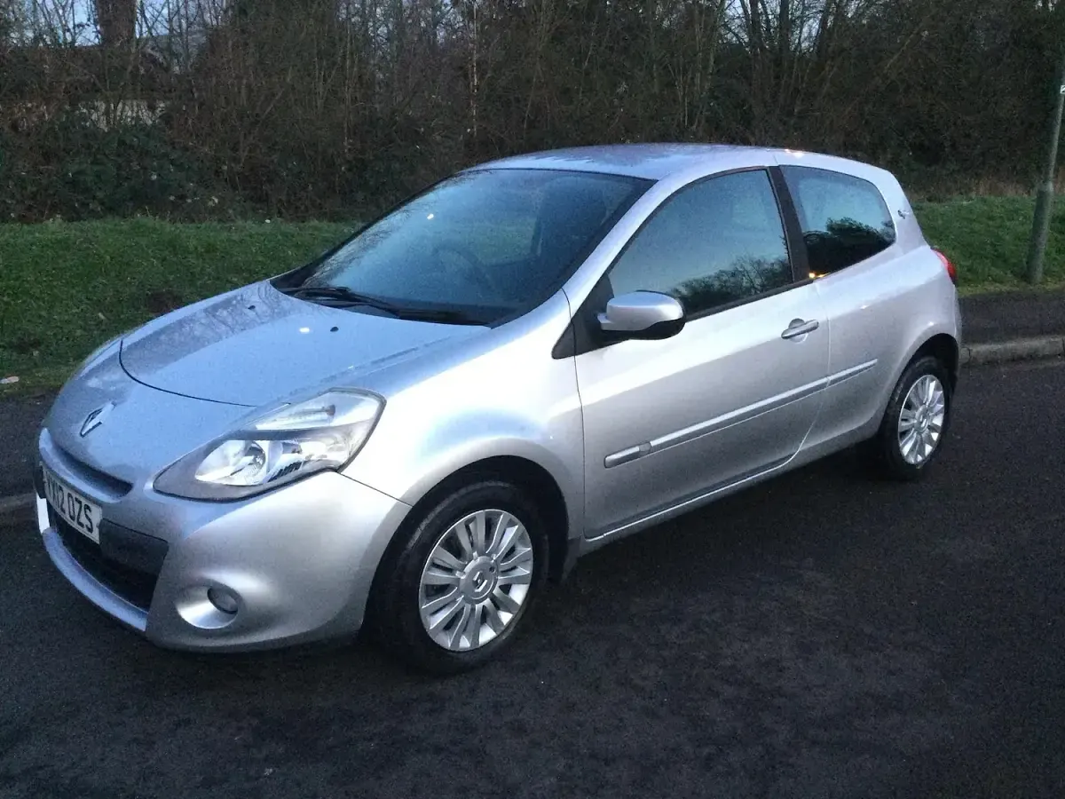 Used Renault Clio 2012 Arctic silver Hatchback