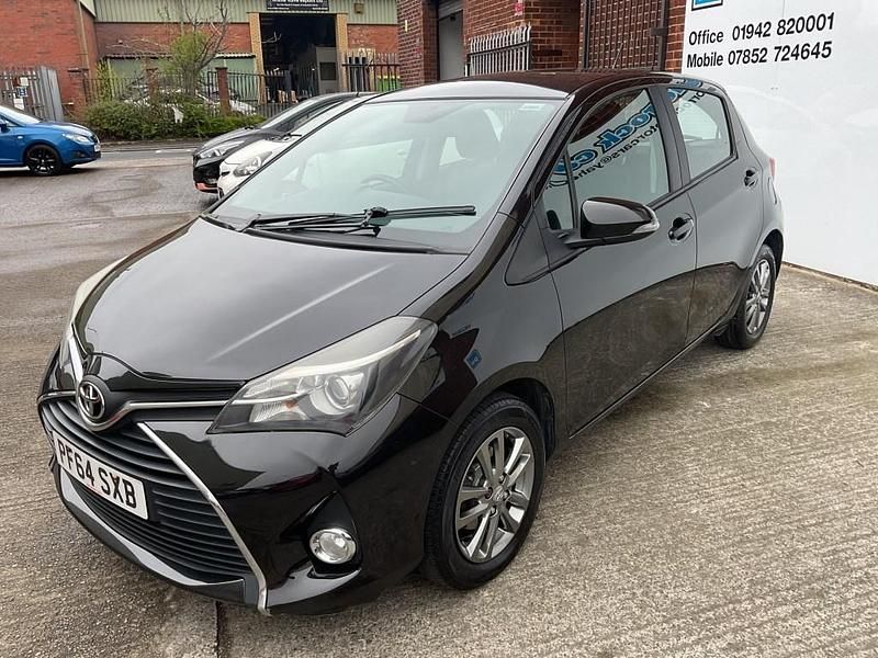 Used Toyota Yaris 99 HP (72 kW) 2015 Black Hatchback