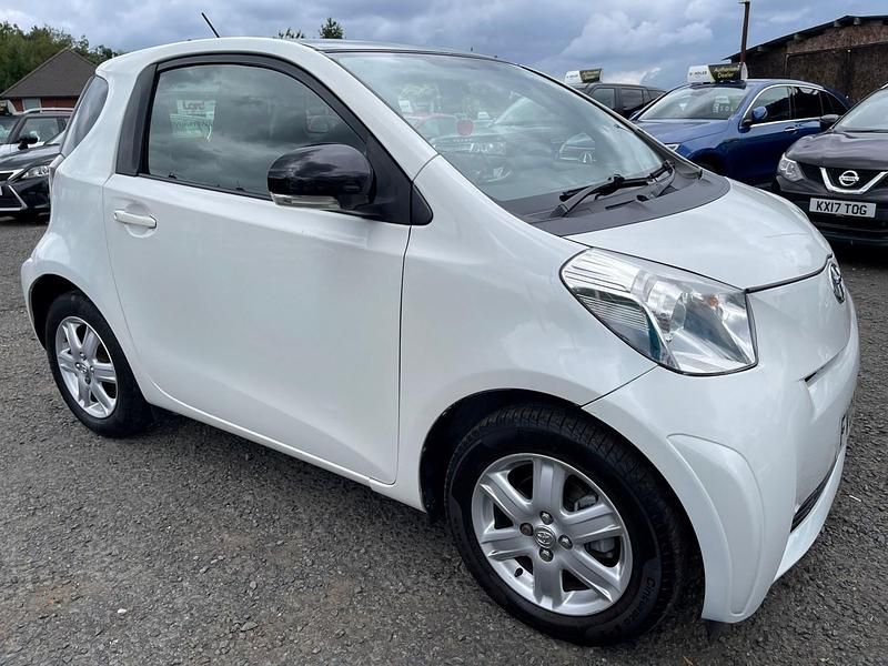 Used Toyota iQ 68 HP (50 kW) 2009 White Hatchback