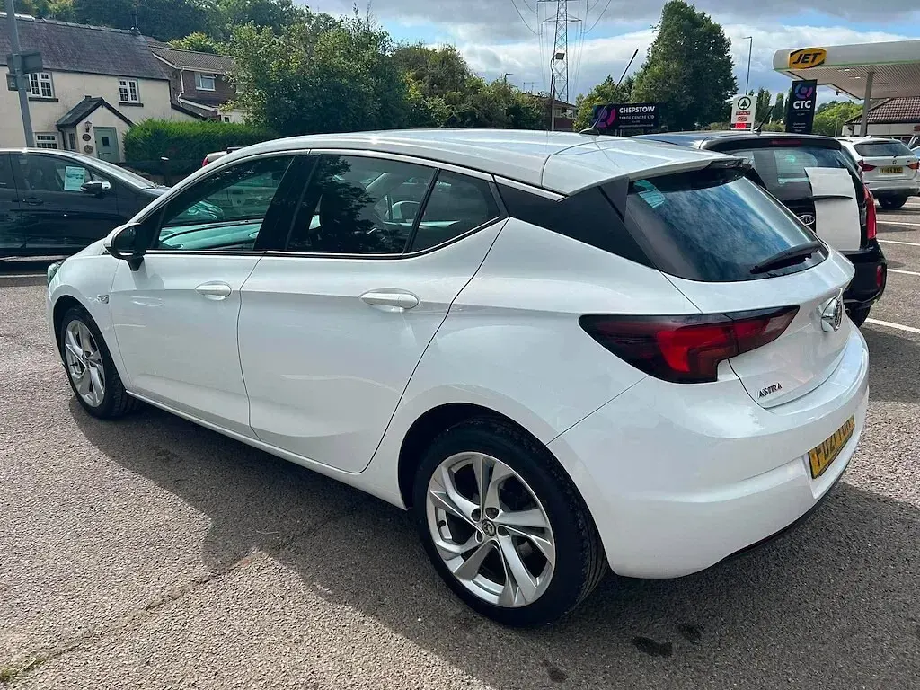 Used Vauxhall Astra SRi 145 HP (106 kW) 2021 White Hatchback