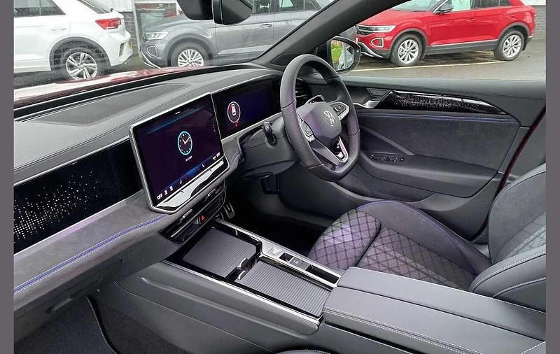 Used VW Passat R-line 147 HP (108 kW) 2025 Red Estate