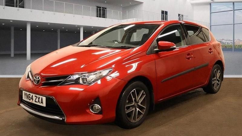 Used Toyota Auris Plus 2014 Red Hatchback