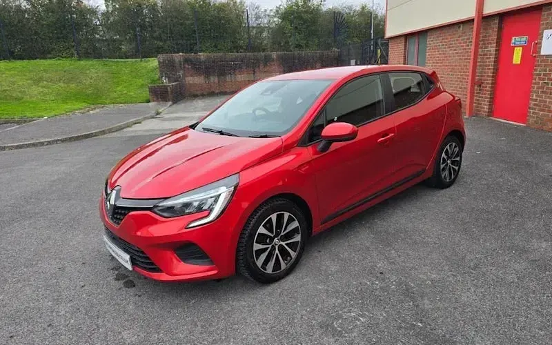 Used Renault Clio Iconic 90 HP (66 kW) 2022 Red Hatchback
