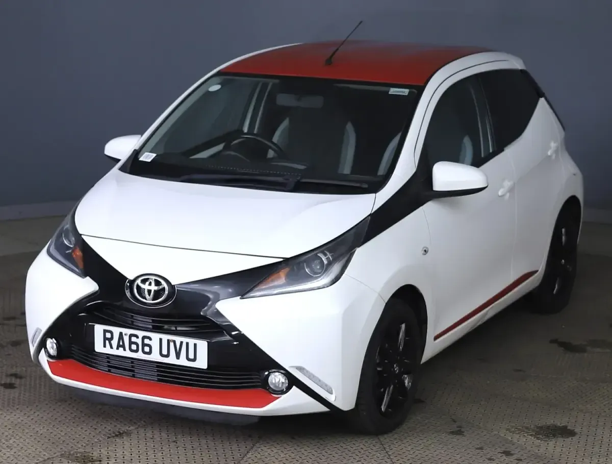 Used Toyota Aygo x-press 69 HP (50 kW) 2017 White Hatchback