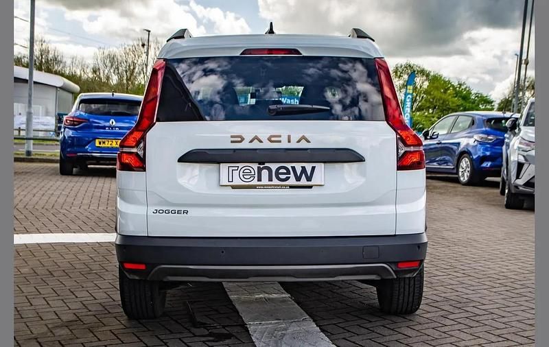 Used Dacia Jogger Extreme 110 HP (80 kW) 2024 White MPV