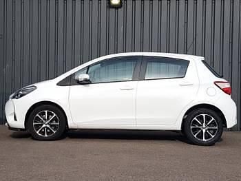 Used Toyota Yaris 111 HP (81 kW) 2019 White Hatchback