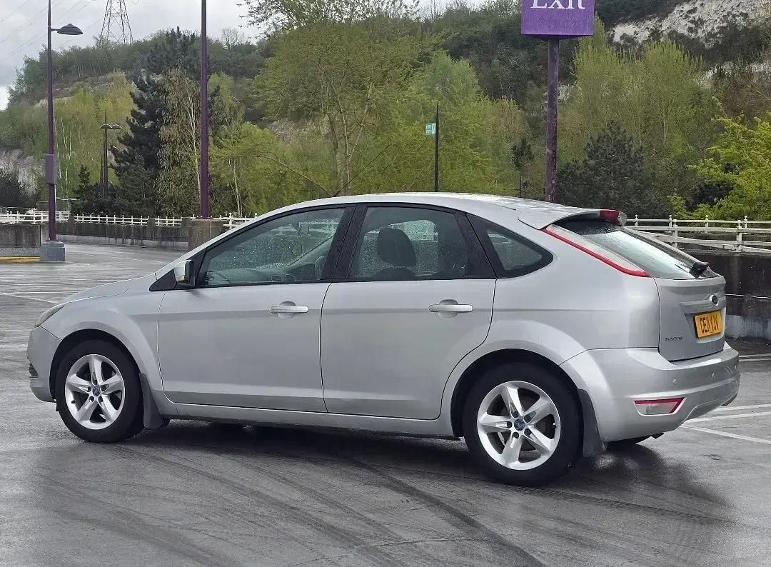 Usado Ford Focus Zetec 2011 Prateado Citadino