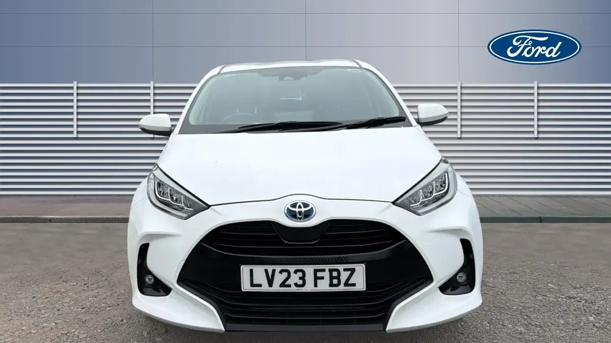 Used Toyota Yaris Design 116 HP (85 kW) 2023 White Hatchback