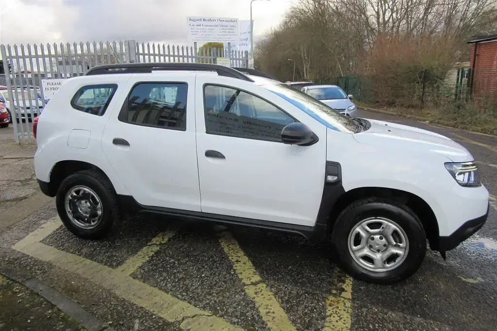 Used Dacia Duster Essentiel 90 HP (66 kW) 2022 White SUV