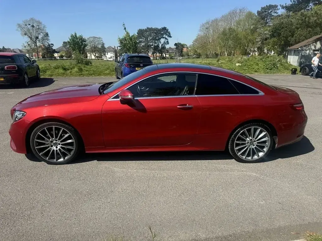 Usado Mercedes E220 AMG line 2018 Rojo Coupe