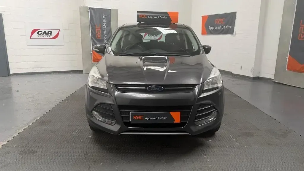 Usado Ford Kuga Zetec 150 CV (110 kW) 2015 Gris SUV