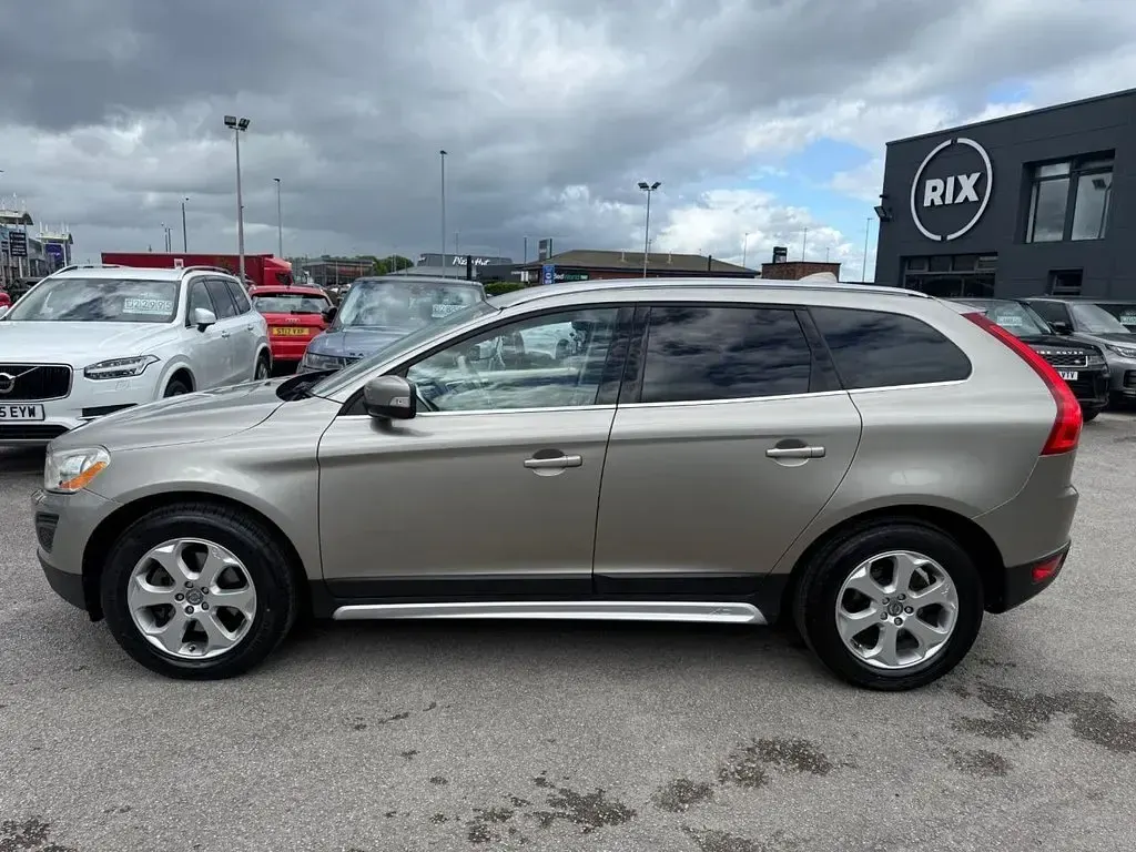Used Volvo XC60 SE Lux 205 HP (150 kW) 2011 Gold SUV