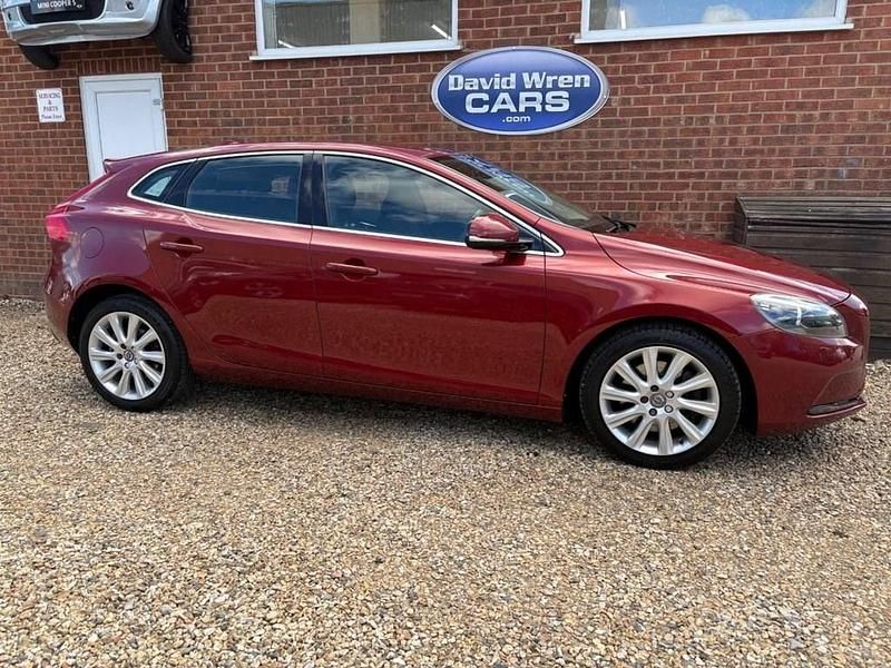 Used Volvo V40 SE Lux 190 HP (139 kW) 2015 Red Hatchback