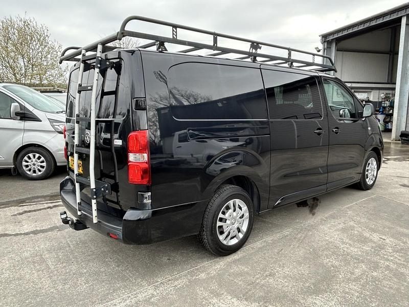 Second-hand Vauxhall Vivaro Sportive 120 CP (88 kW) 2021 Negru Monovolum