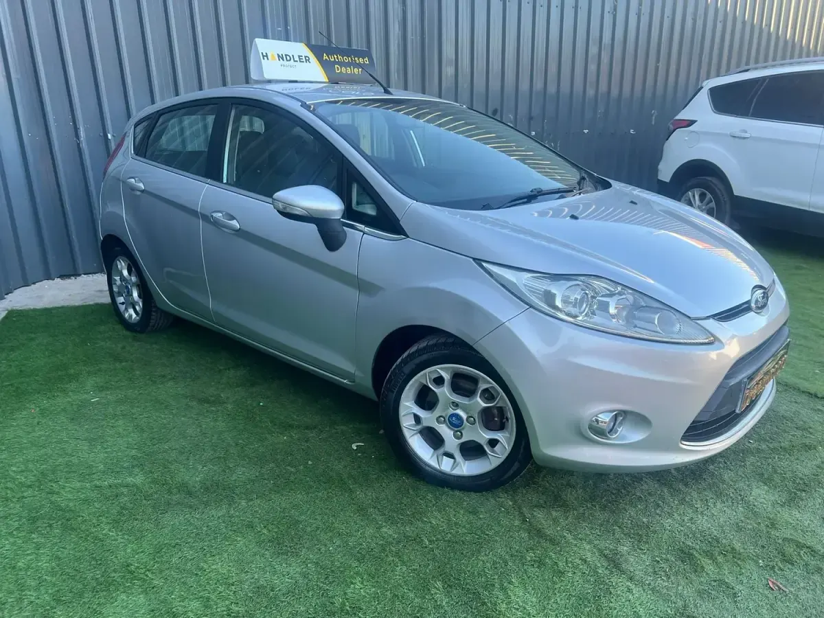 Usado Ford Fiesta Zetec 94 HP (69 kW) 2012 Prateado Citadino