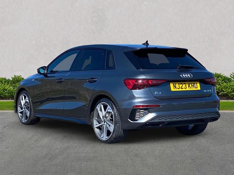 Usado Audi A3 Advanced 147 HP (108 kW) 2023 Cinzento Sedan