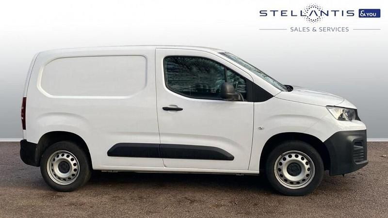 White Used 2023 Peugeot Partner Premium MPV | £10,995 (Good price) - Image 1/4