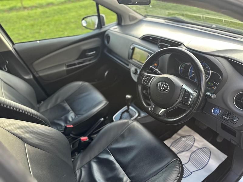 Used Toyota Yaris Hybrid Sport 101 HP (74 kW) 2015 White Hatchback