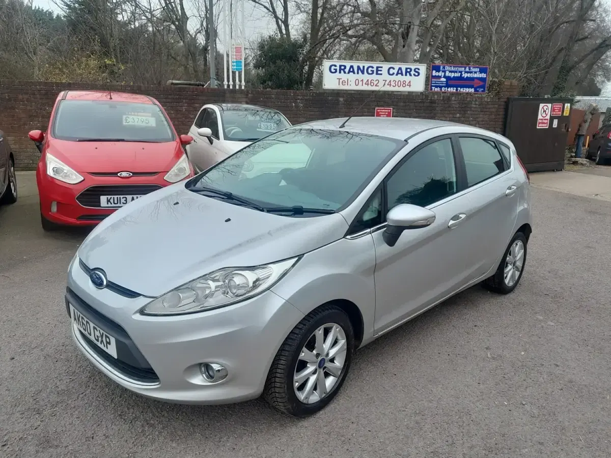 Gebraucht Ford Fiesta Zetec 82 PS (60 kW) 2010 Silber Kleinwagen