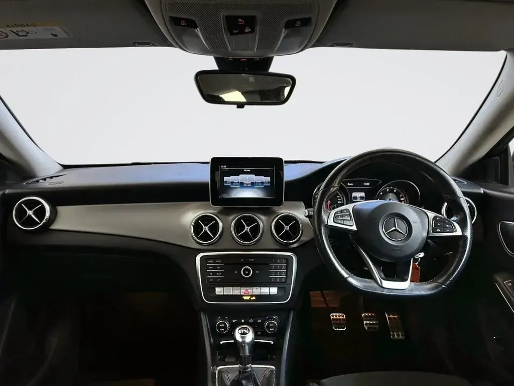 Begagnad Mercedes CLA200 AMG line 2019 Svart Kombi