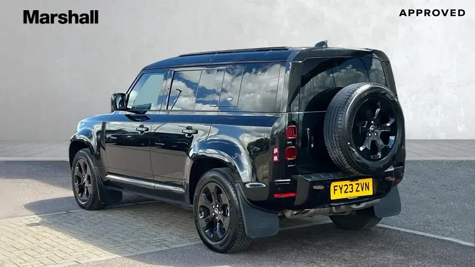 Used Land Rover Defender SE Dynamic 249 HP (183 kW) 2023 Santorini black SUV
