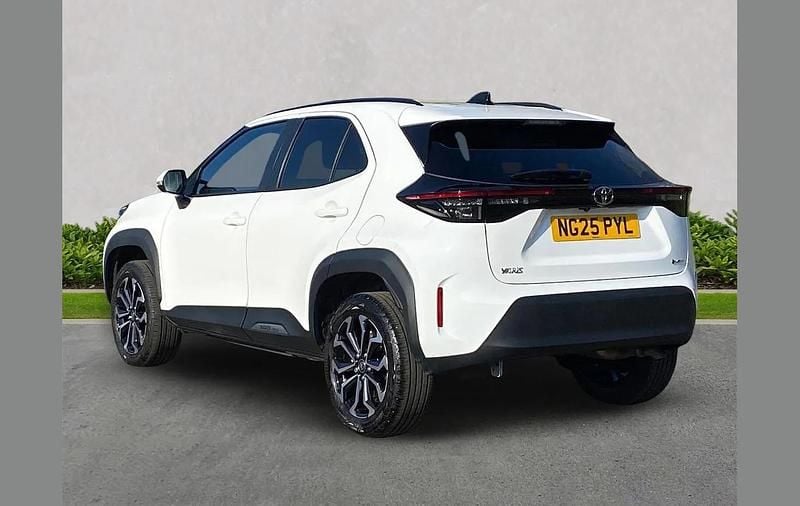 Used Toyota Yaris Cross Design 113 HP (83 kW) 2025 White SUV