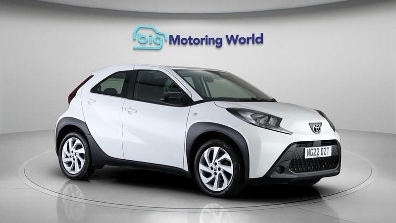 Used Toyota Aygo X PURE 72 HP (52 kW) 2022 White SUV