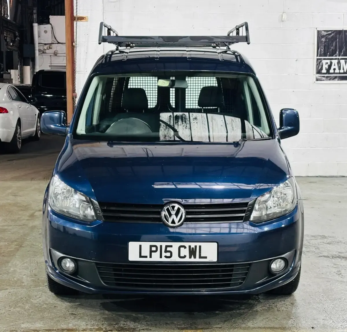 Begagnad VW Caddy Highline 102 HK (75 kW) 2015 Blå Minibuss